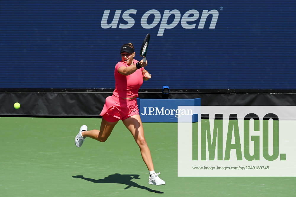 (240827) -- NEW YORK, Aug. 27, 2024 -- Amanda Anisimova of the United States hits a return during the women s singles first round match against Zheng Qinwen of China at the 2024 US Open tennis championships in New York, the United States, on Aug. 26, 2024. ) (SP)U.S.-NEW YORK-TENNIS-US OPEN-WOMEN S SINGLES LixRui