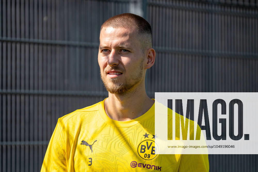 Soccer 1 Bundesliga, Season 2024 2025, public training, Borussia Dortmund at the training center in Dortmund Brackel Waldemar Anton Borussia Dortmund 09, 03 on the way to the dressing room Photo Kirchner Media TH