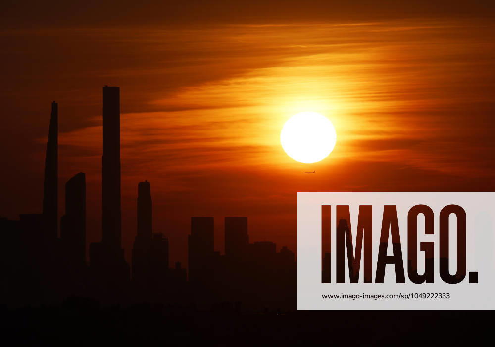 The sun sets behind the Manhattan Skyline from the top of Arthur Ashe Stadium in the first round of the 2024 US Open Tennis Championships in at the USTA Billie Jean King National Tennis Center on Tuesday, August 27, 2024 in New York City. NYP20240827113 JOHNxANGELILLO