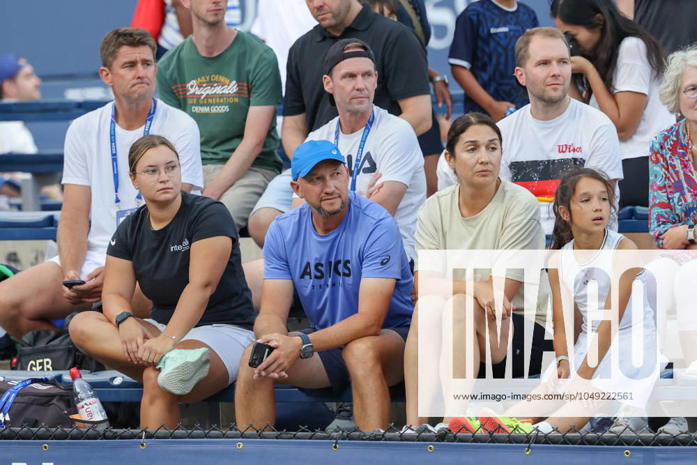 Eva Lys team on the tribune, in front trainer, coach, father Wolodymyr and mother Maria Lys, behind them in the middle with cap BJK Cup captain Rainer Schuettler and outside Davis Cup captain Michael Kohlmann Tennis US Open 2024 Grand Slam Billie Jean King Tennis Center New York New York USA 27 August 2024