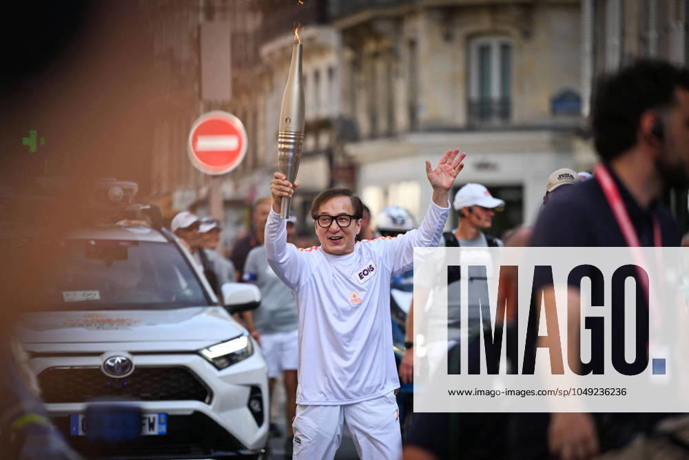 KW35 Paris 2024 Paralympics - Jackie Chan Carries The Flame - Paris Chinese martial arts actor, Jackie Chan, carries the Paralympic flame through Paris just hours before the opening ceremony of the Paralympic Games on August 28, 2024. Photo by Tomas Stevens ABACAPRESS.COM Paris France