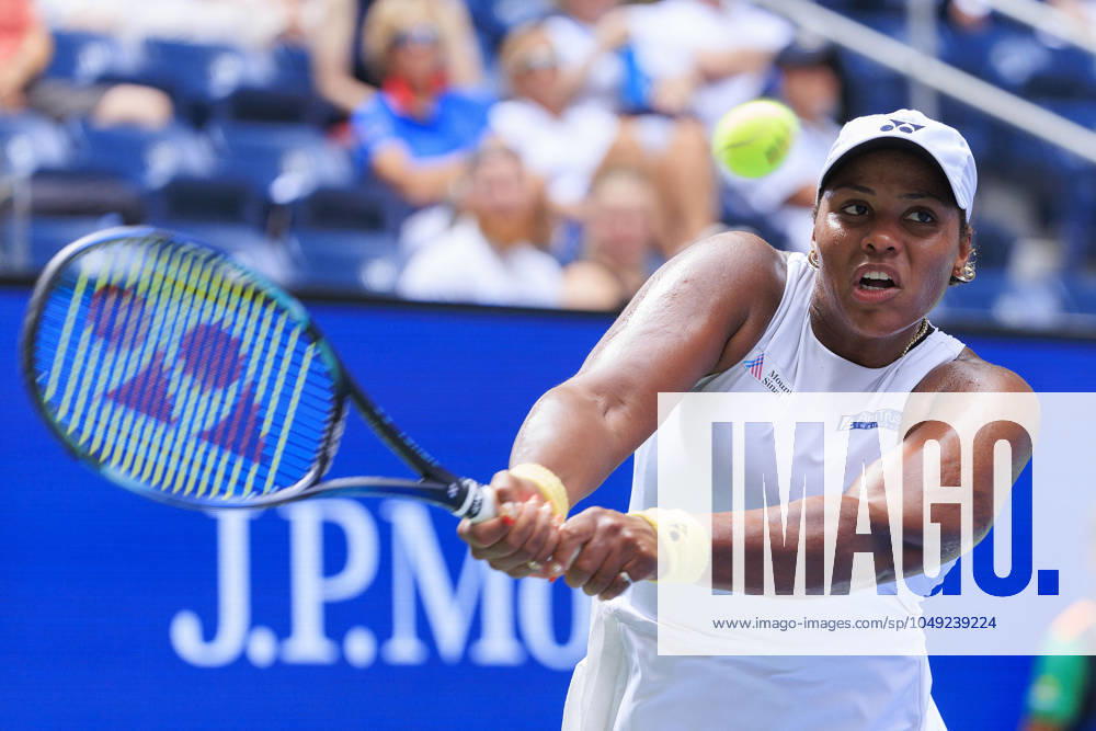 Taylor Townsend hits a double backhand during her match against Paula Badosa on Day 3 of the 2024 US Open held at the USTA Billie Jean King National Tennis Center on Wednesday August 28, 2024 in the Flushing neighborhood of the Queens borough of New York City. JAVIER ROJAS PI Flushing Meadows USA - ZUMAp124 20240828_zaa_p124_012