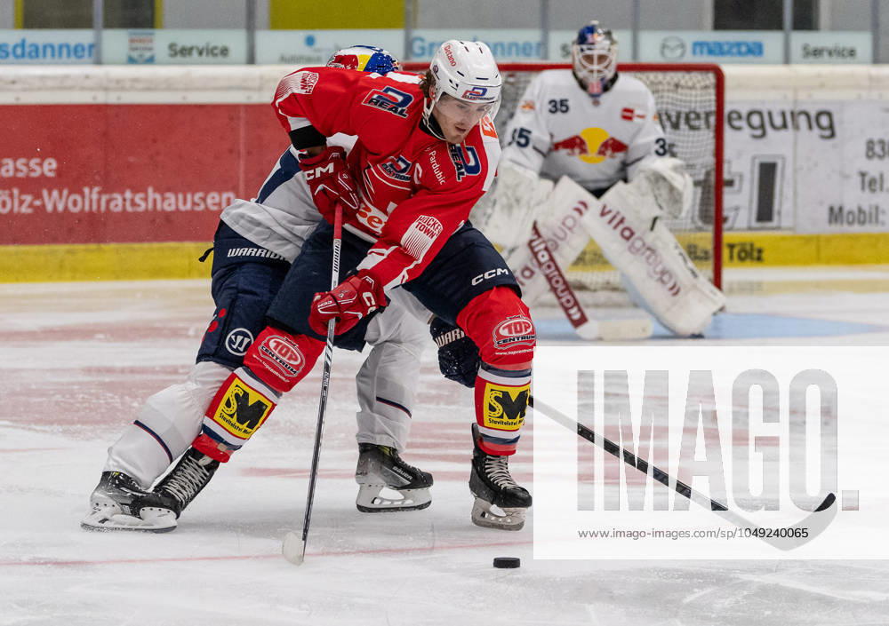 Fight for the puck duel between Emil Johansson EHC Red Bull Muenchen, 57 and Lukas Sedlak HC Dynamo Pardubice, 23 GER, EHC Red Bull Muenchen vs HC Dynamo Pardubice, Ice field hockey, Test match, Preseason, 28 08 2024 GER, EHC Red Bull Muenchen vs HC Dynamo Pardubice, Ice field hockey, Test match, Preseason, 28 08 2024 Bad Toelz