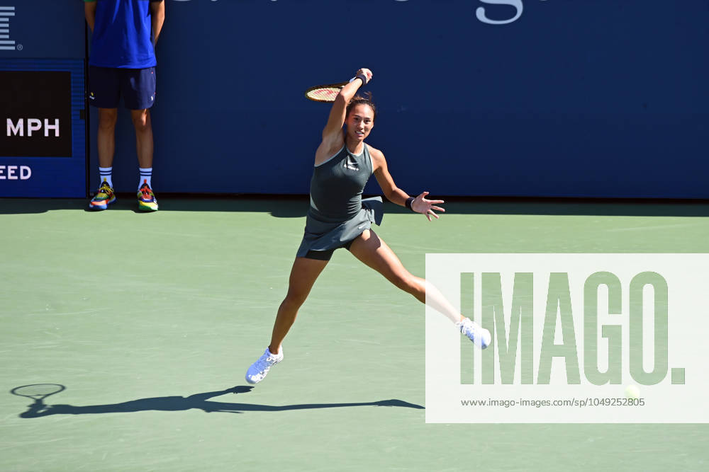 (240829) -- NEW YORK, Aug. 29, 2024 -- Zheng Qinwen of China hits a return during the women s singles second round match against Erika Andreeva of Russia at the 2024 US Open tennis championships in New York, the United States, on Aug. 28, 2024. ) (SP)U.S.-NEW YORK-TENNIS-US OPEN-WOMEN S SINGLES LixRui