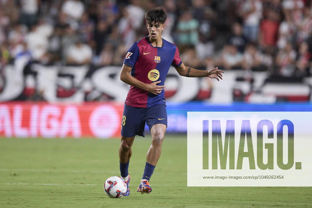 Marc Bernal FC Barcelona controls the ball, LaLiga, Rayo Vallecano v FC Barcelona, Campo de Futbol de Vallecas, 27 08 2024, Madrid, Spainen Defodi 071 RAYFCB20240827 055 Defodi-071