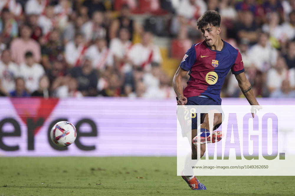 Marc Bernal FC Barcelona controls the ball, LaLiga, Rayo Vallecano v FC Barcelona, Campo de Futbol de Vallecas, 27 08 2024, Madrid, Spainen Defodi 071 RAYFCB20240827 125 Defodi-071