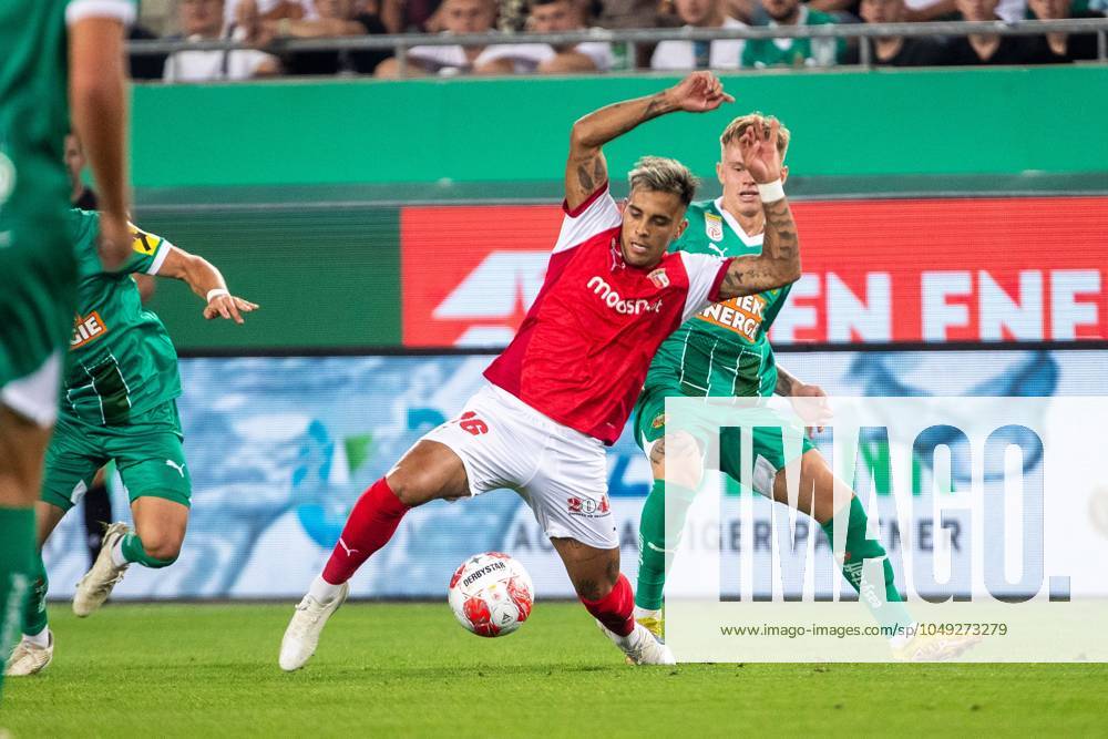 SOCCER - UEFA EL, Rapid vs Braga VIENNA,AUSTRIA,29.AUG.24 - SOCCER - UEFA Europa League, qualification, SK Rapid Wien vs Sporting Club de Braga. Image shows Rodrigo Zalazar (Braga) abd Isak Jansson (Rapid). GEPAxpictures xPhilippxBrem