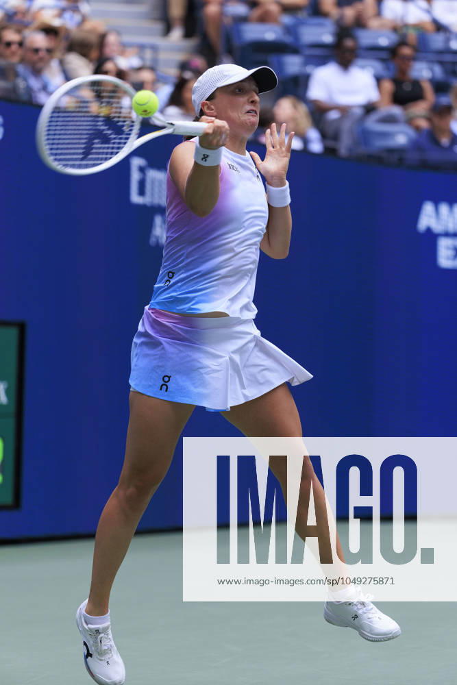 Iga Swiatek returns a ball during Day 4 of her match against Ena Shibahara in the 2024 US Open held at the USTA Billie Jean King National Tennis Center on Thursday August 29, 2024 in the Flushing neighborhood of the Queens borough of New York City. JAVIER ROJAS PI Flushing Meadows USA - ZUMAp124 20240829_zaa_p124_075
