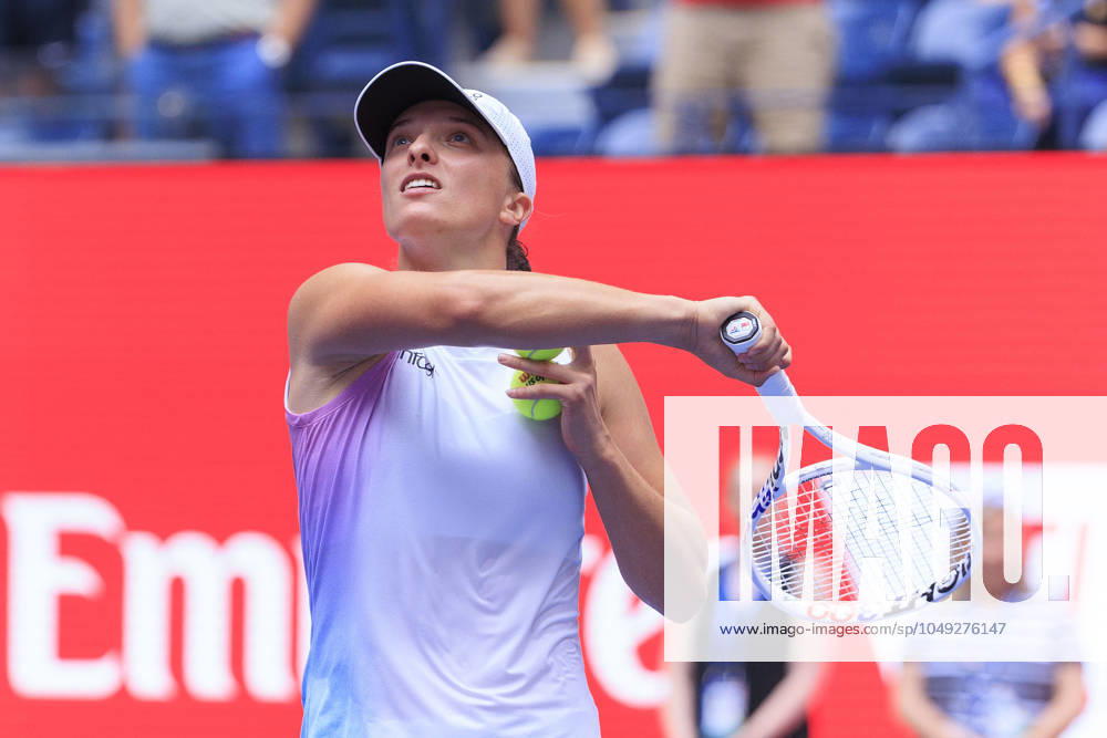 Iga Swiatek hits balls towards the fans during Day 4 of her match after defeating Ena Shibahara in the 2024 US Open held at the USTA Billie Jean King National Tennis Center on Thursday August 29, 2024 in the Flushing neighborhood of the Queens borough of New York City. JAVIER ROJAS PI Flushing Meadows USA - ZUMAp124 20240829_zaa_p124_085