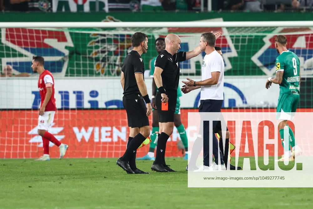 SOCCER - UEFA EL, Rapid vs Braga VIENNA,AUSTRIA,29.AUG.24 - SOCCER - UEFA Europa League, qualification, SK Rapid Wien vs Sporting Club de Braga. Image shows referee Anthony Tayler (ENG) and head coach Robert Klauss (Rapid). Keywords: red card. GEPAxpictures Rauthner
