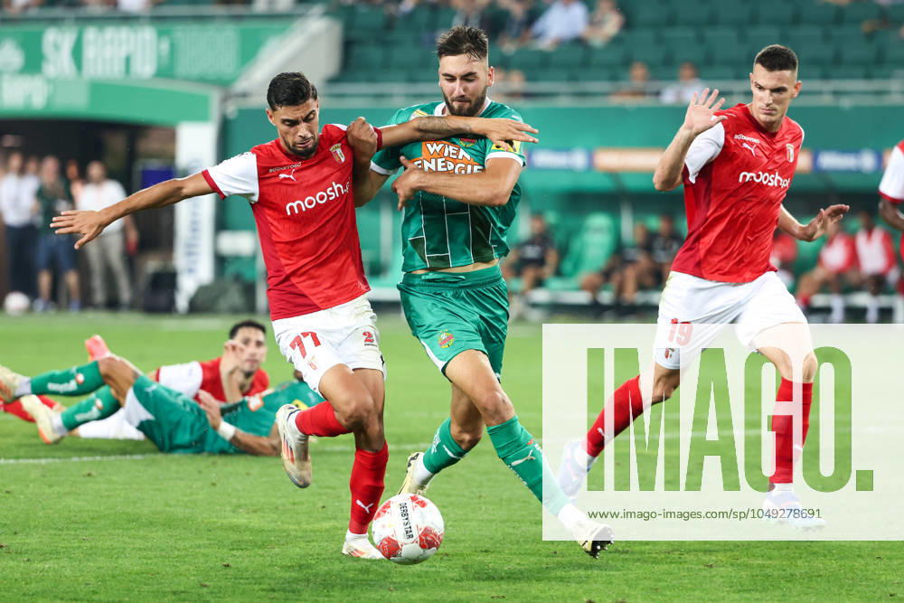 SOCCER - UEFA EL, Rapid vs Braga VIENNA,AUSTRIA,29.AUG.24 - SOCCER - UEFA Europa League, qualification, SK Rapid Wien vs Sporting Club de Braga. Image shows Gabri Martinez (Braga) and Dion Beljo (Rapid). GEPAxpictures Rauthner
