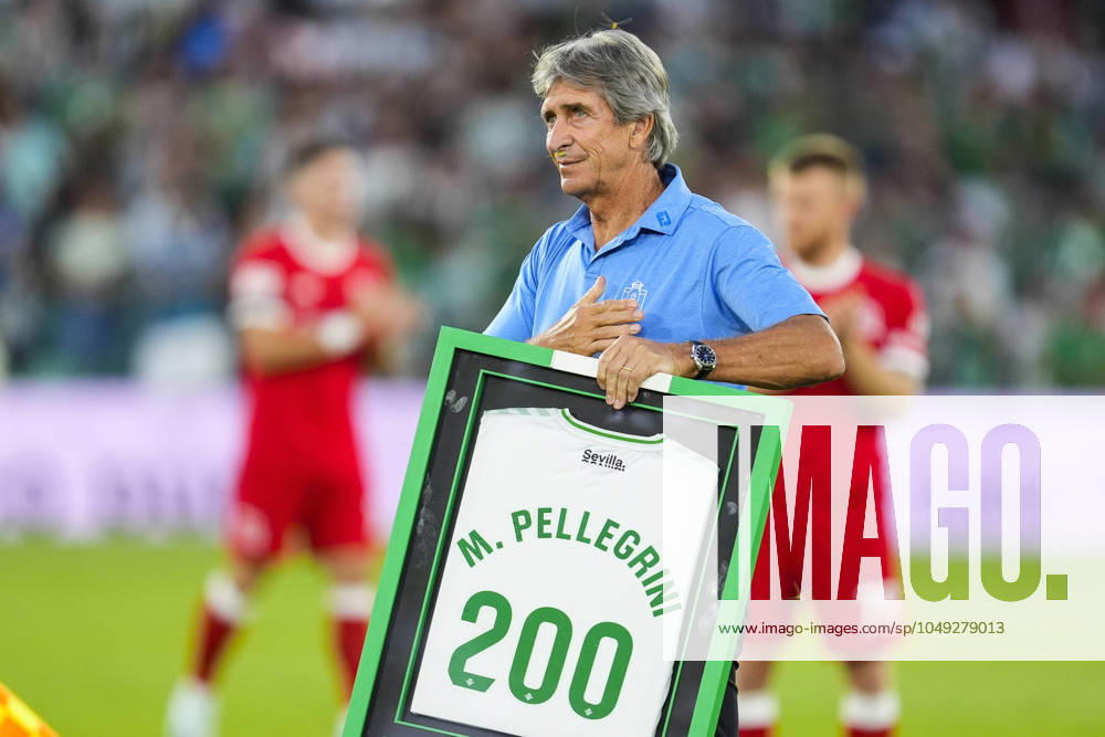 Manuel Pellegrini, head coach of Real Betis, tribute for 200 matches during the UEFA Conference League play-off first leg, football match played between Real Betis and FC Kryvbas Kryvyi Rih at Benito Villamarin stadium on August 29, 2024, in Sevilla, Spain. Sevilla SPAIN - ZUMAa181 20240829_zaa_a181_074