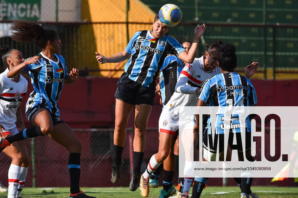 São Paulo x Grêmio Feminino SÃO PAULO, SP - 29.08.2024: SÃO PAULO X GRÊMIO FEMININO - Giovaninha (Grêmio) heads the ball during the match between São Paulo x Grêmio, second game of the quarter-finals of the 2024 Brazilian Women& 39;s Championship, this Thursday, (29) at Canindé stadium, SP. (Photo: Roberto Casimiro Fotoarena) x2602519x RobertoxCasimiro