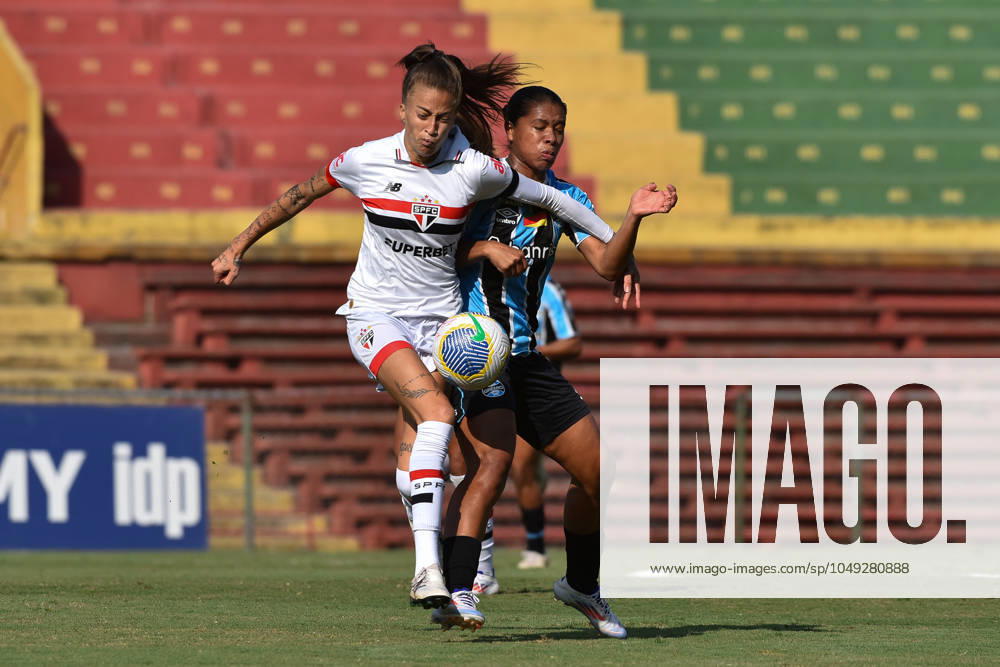 São Paulo x Grêmio Feminino SÃO PAULO, SP - 29.08.2024: SÃO PAULO X GRÊMIO FEMININO - M. Ramos (Grêmio) fights for the ball with Ariel (São Paulo) during the match between São Paulo x Grêmio, second game of the quarter-finals of the 2024 Brazilian Women& 39;s Championship, this Thursday, (29) at Canindé stadium, SP. (Photo: Roberto Casimiro Fotoarena) x2602527x RobertoxCasimiro