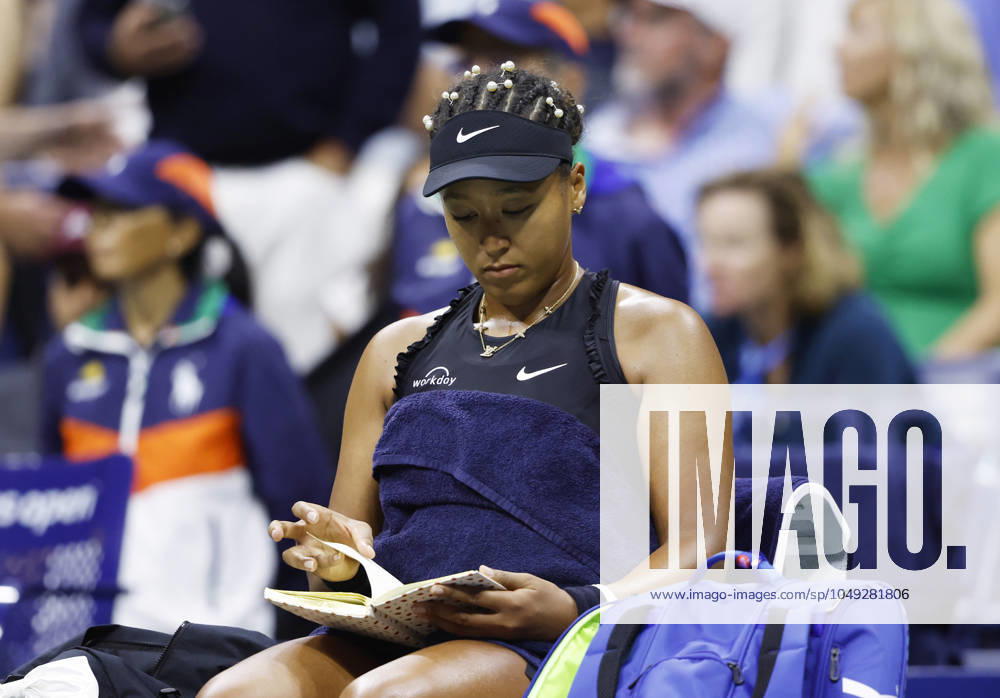 KW35 Naomi Osaka flips through pages of a journal during a changeover in her match against Karolina Muchova in the second round in Arthur Ashe Stadium of the 2024 US Open Tennis Championships in at the USTA Billie Jean King National Tennis Center on Thursday, August 29, 2024 in New York City. NYP20240829112 JOHNxANGELILLO