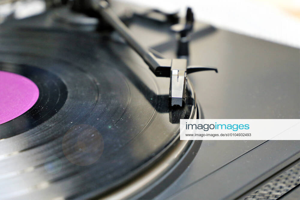 Gramophone record and record player, close up