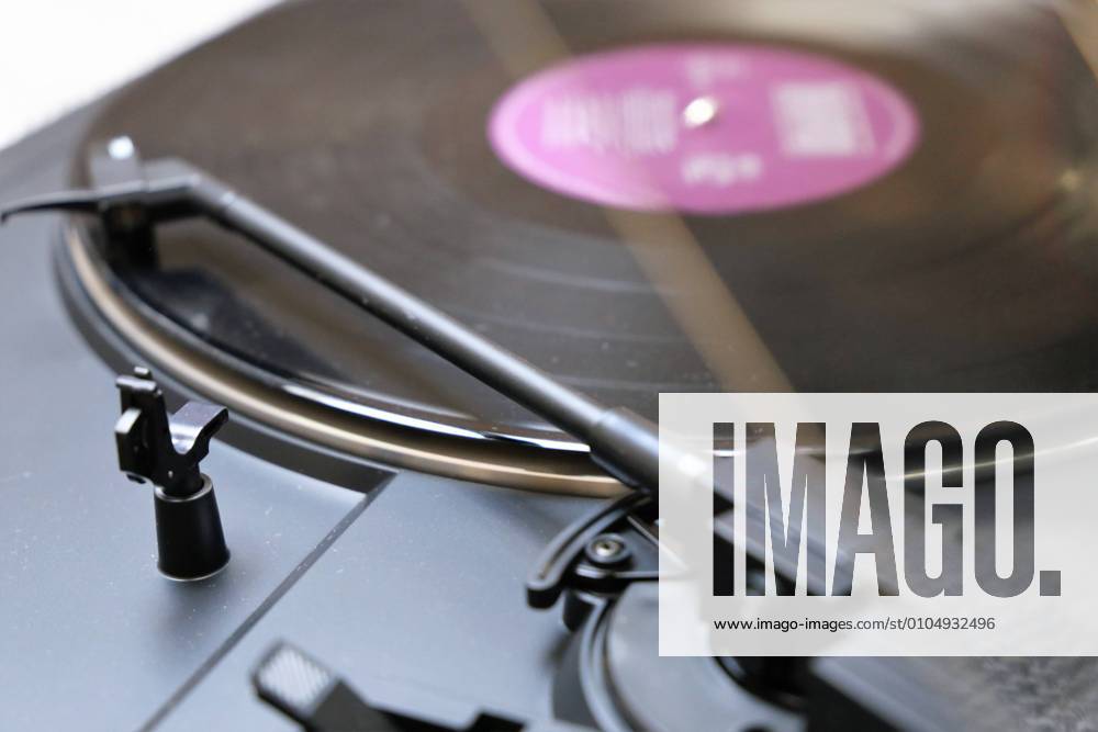 Gramophone record and record player, close up