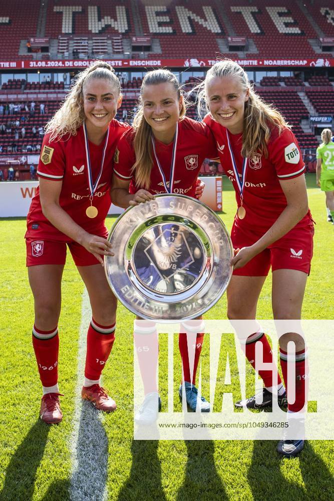 KW35 ENSCHEDE - Danique van Ginkel of FC Twente Women, Kayleigh van Dooren of FC Twente Women, Leonie Vliek of FC Twente Women (lr) with the trophy after winning the Women s Super Cup match between FC Twente and AFC Ajax at Stadion De Grolsch Veste on August 31, 2024 in Enschede, Netherlands. ANP VINCENT JANNINK Women s Supercup 2024 25 ANPxSportx IVx 507219645 originalFilename: 507219645