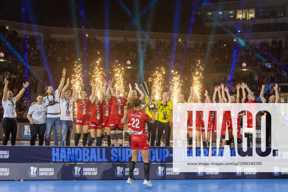 Xenia Smits HB Ludwigsburg, 22 celebrates winning the Handball Super Cup 2024 HB Ludwigsburg vs TuS Metzingen with her team, Handball, Handball Super Cup 2024, 2024 25, 31 08 2024 HB Ludwigsburg vs TuS Metzingen, Handball, Handball Super Cup 2024, 2024 25, 31 08 2024 Duesseldorf