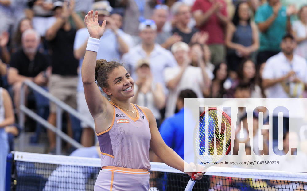 Jasmine Paolini waves to fans after winning her match against Yulia Putintseva during Day 6 of the 2024 US Open held at the USTA Billie Jean King National Tennis Center on Saturday August 31, 2024 in the Flushing neighborhood of the Queens borough of New York City. JAVIER ROJAS PI Flushing Meadows USA - ZUMAp124 20240831_zaa_p124_034