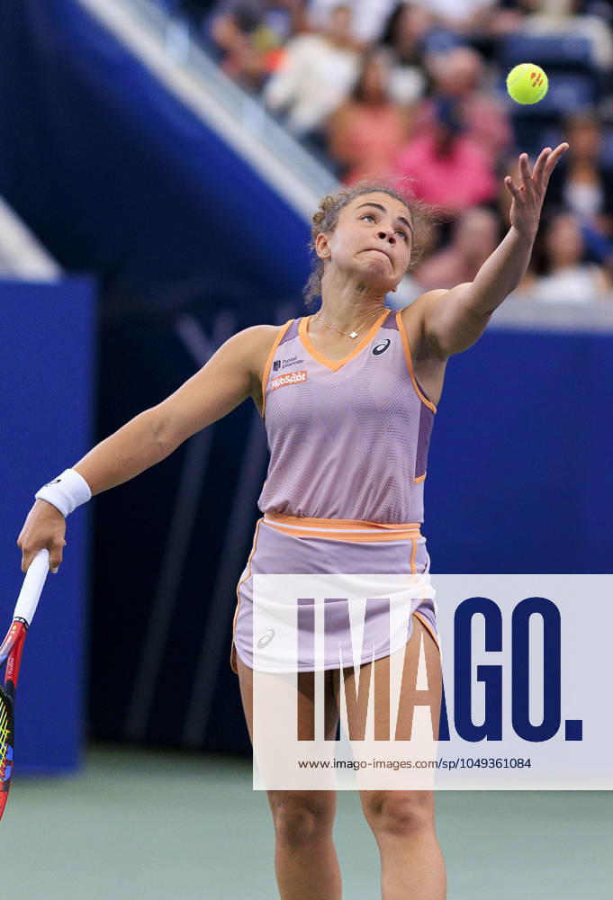 Jasmine Paolini serves during Day 6 of her match against Yulia Putintseva in the 2024 US Open held at the USTA Billie Jean King National Tennis Center on Saturday August 31, 2024 in the Flushing neighborhood of the Queens borough of New York City. JAVIER ROJAS PI Flushing Meadows USA - ZUMAp124 20240831_zaa_p124_043