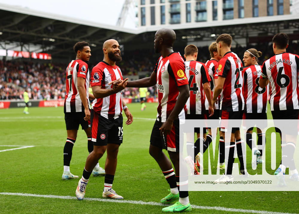 London, England, 31st August 2024. Brentford s Bryan Mbeumo celebrates with goalscorer Brentford s Yoane Wissa during the Premier League match at Gtech Community Stadium, London. Picture credit should read: David Klein Sportimage . SPI-3288-0083