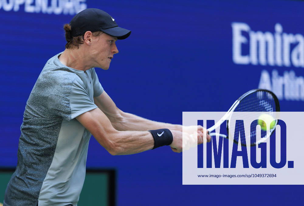 Jannik Sinner hits a double backhand during Day 6 of his match against Christopher Oâ€⠢Connell in the 2024 US Open held at the USTA Billie Jean King National Tennis Center on Saturday August 31, 2024 in the Flushing neighborhood of the Queens borough of New York City. JAVIER ROJAS PI Flushing Meadows USA - ZUMAp124 20240831_zaa_p124_081
