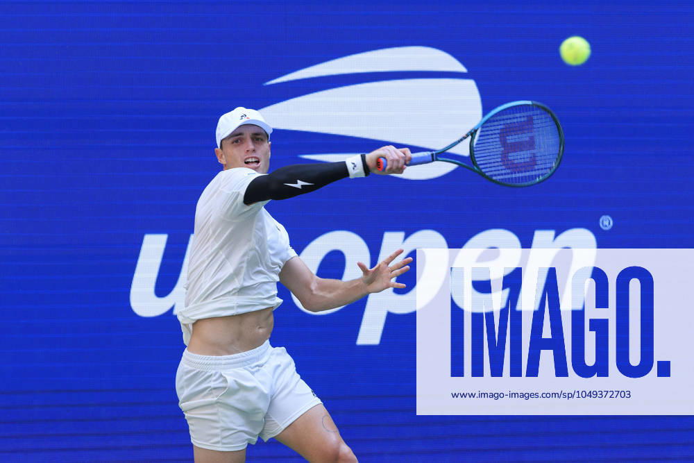 Christopher Oâ€⠢Connell hits a forehand during Day 6 of his match against Jannik Sinner in the 2024 US Open held at the USTA Billie Jean King National Tennis Center on Saturday August 31, 2024 in the Flushing neighborhood of the Queens borough of New York City. JAVIER ROJAS PI Flushing Meadows USA - ZUMAp124 20240831_zaa_p124_085