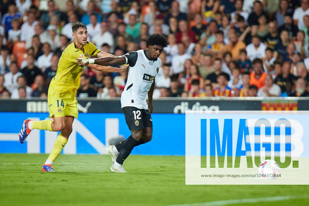 LaLiga EA Sports, Valencia CF v Villarreal CF VALENCIA, SPAIN - AUGUST 31: Santi Comesana Central Midfield of Villarreal CF competes for the ball with Thierry Correia Right-Back of Valencia CF during the LaLiga EA Sports match between Valencia CF and Villarreal CF at Mestalla Stadium on August 31, 2024 in Valencia, Spain. (Photo by Jose Torres Photo Players Images Magara Press) Valencia Mestalla Stadium Spain