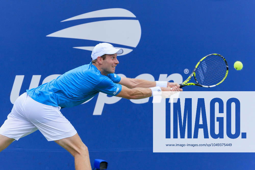 Botic van de Zandschulp stretches for a double backhand during Day 6 of his match Jack Draper in the 2024 US Open held at the USTA Billie Jean King National Tennis Center on Saturday August 31, 2024 in the Flushing neighborhood of the Queens borough of New York City. JAVIER ROJAS PI Flushing Meadows USA - ZUMAp124 20240831_zaa_p124_119