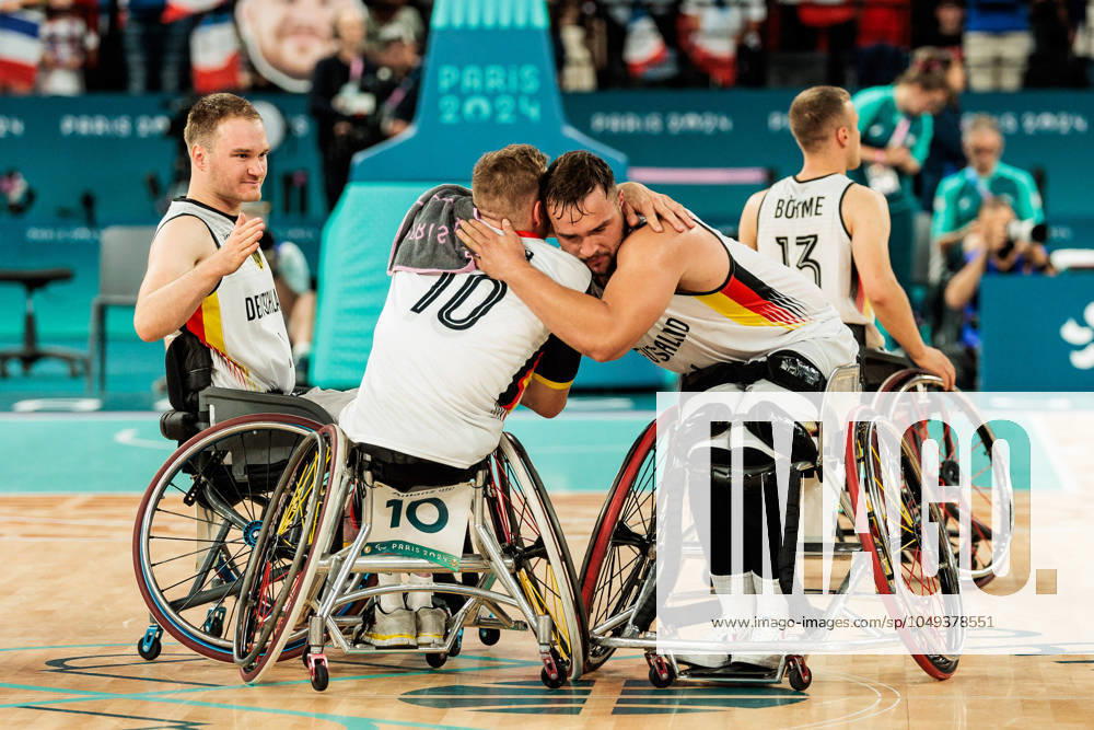Paris 2024 Paralympics Wheelchair basketball Germany France Men, 31 08 2024 PARIS, FRANCE 31 August Wheelchair basketball Germany France Men Paris 2024 Paralympics on 31 08 2024 at the Bercy Arena in Paris France Jan Haller Germany, 10 and Matthias Güntner Germany, 6 embrace after the game