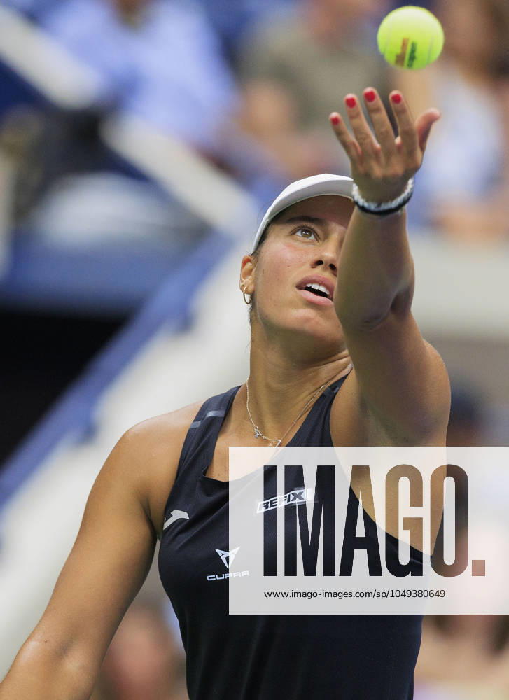 Jessica Bouzas Maneiro serves during Day 6 of her match against Jessica Pegula in the 2024 US Open held at the USTA Billie Jean King National Tennis Center. Flushing Meadows USA - ZUMAp124 20240831_zaa_p124_061