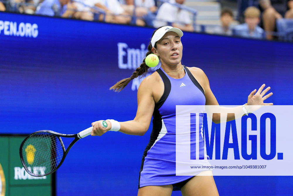 JESSICA PEGULA hits a forehand during Day 6 of her match against J. Bouzas Maneiro in the 2024 US Open held at the USTA Billie Jean King National Tennis Center. Flushing Meadows USA - ZUMAp124 20240831_zaa_p124_059