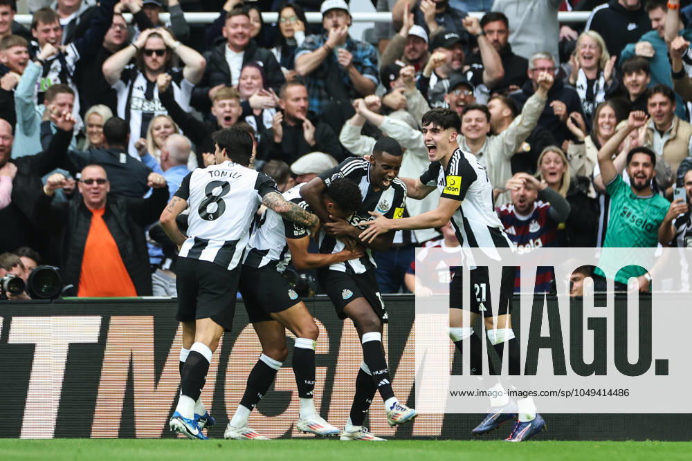 Premier League Newcastle United v Tottenham Hotspur Alexander Isak of Newcastle United celebrates his goal to make it 2-1 during the Premier League match Newcastle United vs Tottenham Hotspur at St. James s Park, Newcastle, United Kingdom, 1st September 2024 (Photo by Mark Cosgrove News Images) Newcastle St. James s Park Tyne and Wear United Kingdom