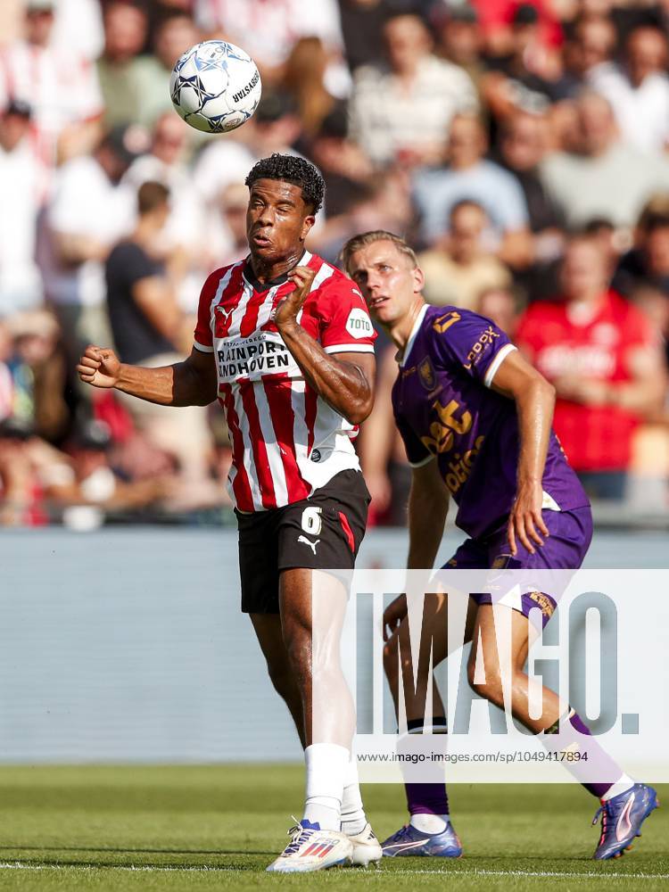 EINDHOVEN - (l-r) Ryan Flamingo of PSV Eindhoven, Finn Stokkers of Go Ahead Eagles during the Dutch Eredivisie match between PSV Eindhoven and Go Ahead Eagles at Phillips Stadium on September 1, 2024 in Eindhoven, Netherlands. ANP BART STOUTJESDIJK Dutch Eredivisie 2024 25 ANPxSportx IVx 507358411 originalFilename: 507358411