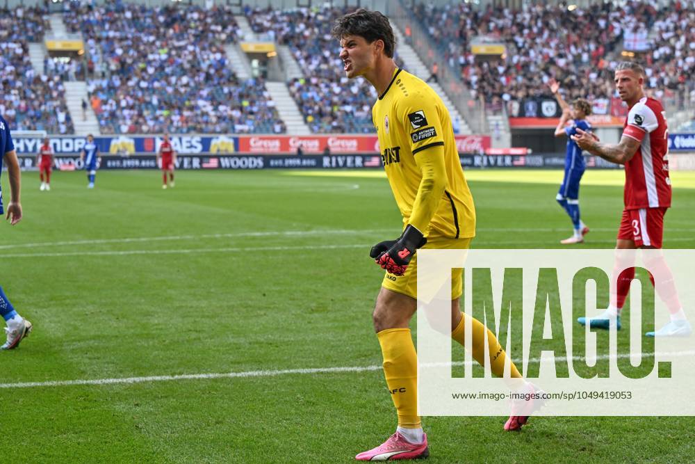 Antwerp s goalkeeper Senne Lammens reacts after stopping a penalty kick during a soccer match between KAA Gent and Royal Antwerp FC, Sunday 01 September 2024 in Gent, on the sixth day of the 2024-2025 season of the Jupiler Pro League first division of the Belgian championship. DAVIDxCATRY x99486065x