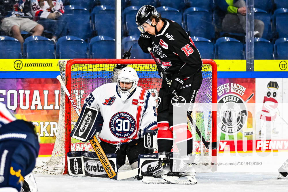 Louis Marc Aubry Koelner Haie, 15 Hendrik Hane Iserlohn Roosters, 32 , GER, Iserlohn Roosters vs Koelner Haie, ice hockey, TIMOCOM NRW Cup, final, 2023 2024 season, 01 09 2024, GER, Iserlohn Roosters vs Koelner Haie, ice hockey, TIMOCOM NRW Cup, final, 2024 2025 season, 01 09 2024 Krefeld