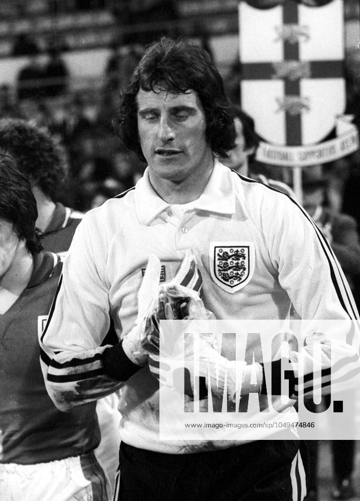 Soccer, International match, Germany England 2 1 in Munich, 22 02 1978, Goalkeeper Ray Clemence England comes onto the pitch HM