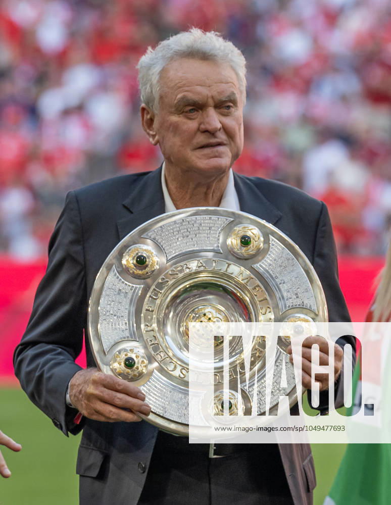Sepp Maier goalkeeper legend FC Bayern Muenchen and football world champion 1974 at a ceremony with a championship trophy GER, FC Bayern Muenchen vs SC Freiburg Football, Bundesliga, 2 Matchday, Season 2024 2025, 01 09 2024 GER, FC Bayern Muenchen vs SC Freiburg Football, Bundesliga, Matchday 2, Season 2024 2025, 01 09 2024 Muenchen