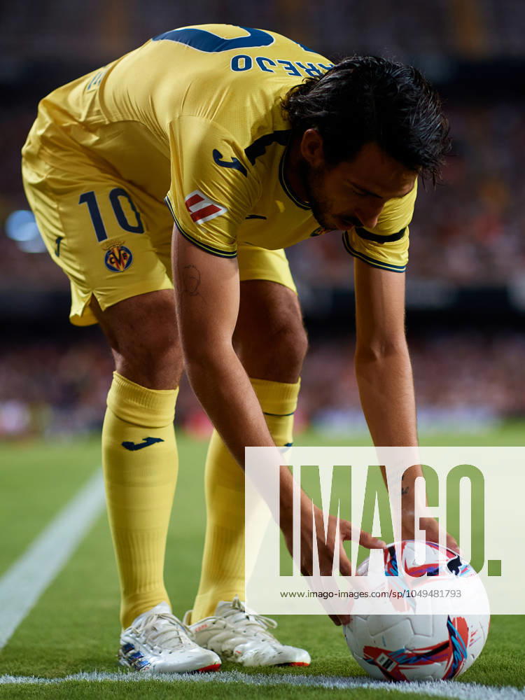 Valencia CF v Villarreal CF - La Liga EA Sports Dani Parejo of Villarreal CF sets the ball on the corner spot during the LaLiga EA Sports match between Valencia CF and Villarreal CF at Mestalla stadium in Valencia, Spain, on August 31, 2024. Valencia Spain