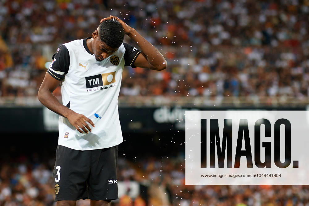 Valencia CF v Villarreal CF - La Liga EA Sports Cristhian Mosquera of Valencia CF pours water on his head during the LaLiga EA Sports match between Valencia CF and Villarreal CF at Mestalla stadium in Valencia, Spain, on August 31, 2024. Valencia Spain