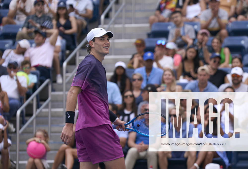 US Open Tennis 2024 Jack Draper of Great Britain smiles while playing Tomas Machac of the Czech Republic in round four on Armstrong Stadium at the 2024 US Open Tennis Championships at the National Tennis centre, New York, New York, 2 September 2024., Credit:Peter van den Berg Avalon USA, New York, New York, National Tennis Centre