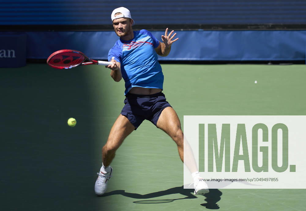 US Open Tennis 2024 Tomas Machac of the Czech Republic plays a forehand against Jack Draper of Great Britain during round four on Armstrong Stadium at the 2024 US Open Tennis Championships at the National Tennis centre, New York, New York, 2 September 2024., Credit:Peter van den Berg Avalon USA, New York, New York, National Tennis Centre