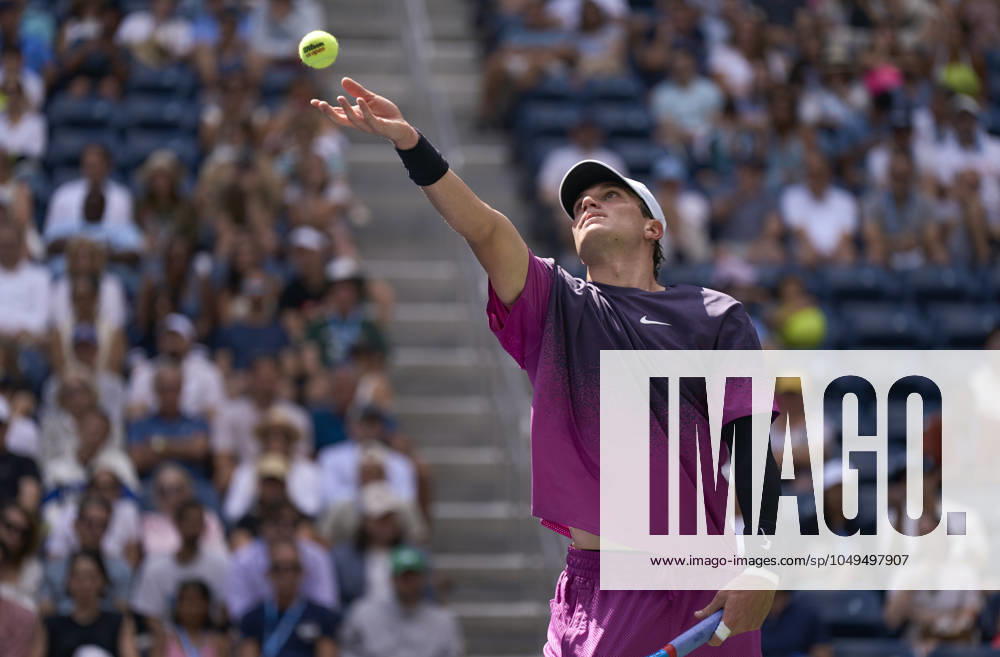 US Open Tennis 2024 Jack Draper of Great Britain serves the ball against Tomas Machac of the Czech Republic during round four on Armstrong Stadium at the 2024 US Open Tennis Championships at the National Tennis centre, New York, New York, 2 September 2024., Credit:Peter van den Berg Avalon USA, New York, New York, National Tennis Centre