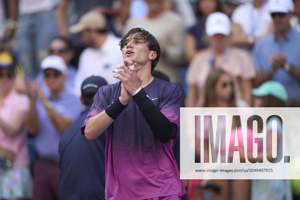 US Open Tennis 2024 Jack Draper of Great Britain applauds the crowd after beating Tomas Machac of the Czech Republic in round four on Armstrong Stadium at the 2024 US Open Tennis Championships at the National Tennis centre, New York, New York, 2 September 2024., Credit:Peter van den Berg Avalon USA, New York, New York, National Tennis Centre
