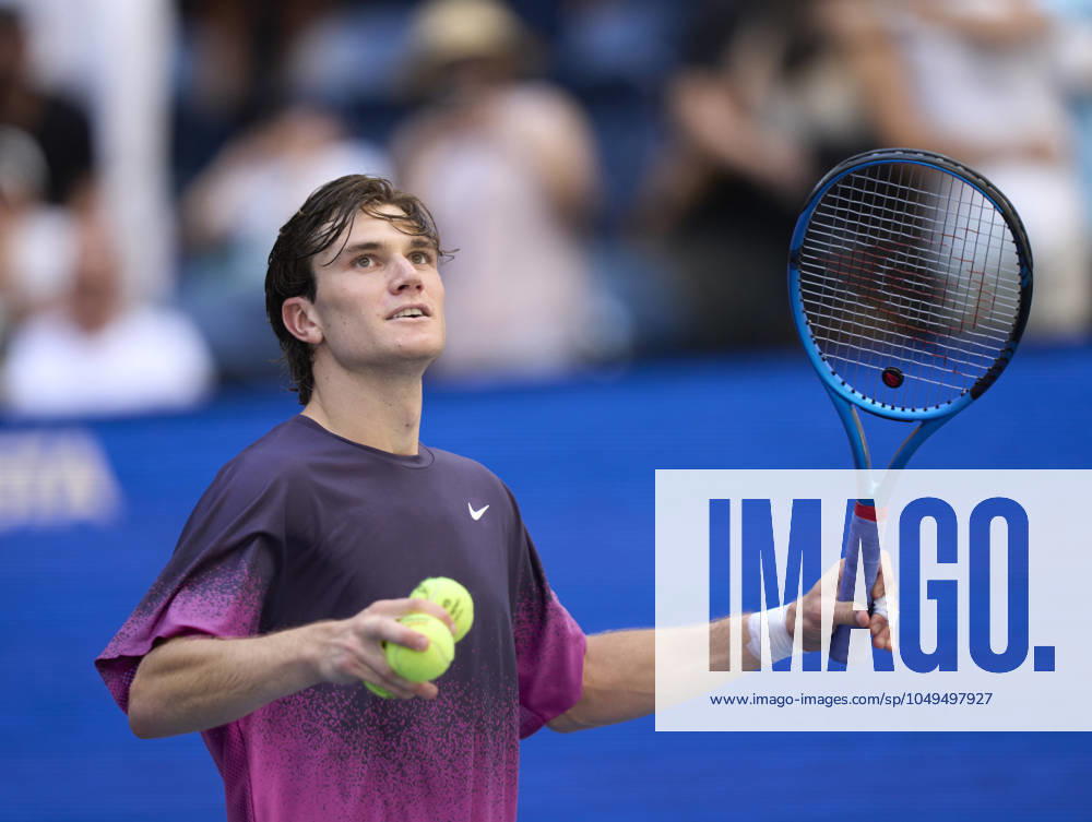 US Open Tennis 2024 Jack Draper of Great Britain looks up to the crowd with balls in his hands after beating Tomas Machac of the Czech Republic in round four on Armstrong Stadium at the 2024 US Open Tennis Championships at the National Tennis centre, New York, New York, 2 September 2024., Credit:Peter van den Berg Avalon USA, New York, New York, National Tennis Centre