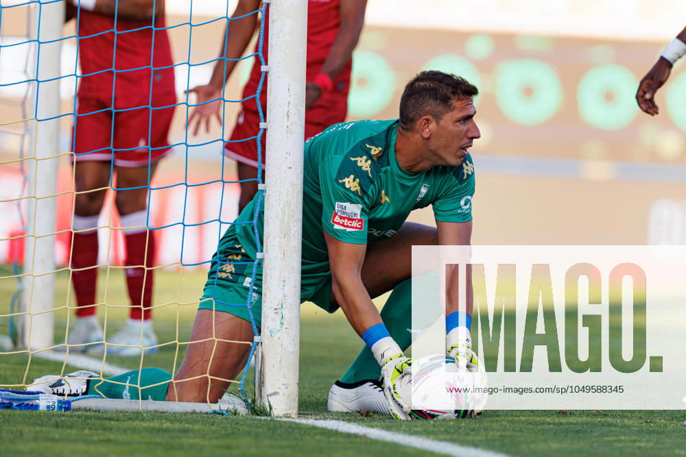 Joel Robles seen in action during Liga Portugal game between teams of GD Estoril Praia and Gil Vicente FC at Estadio Antonio Coimbra da Mota Estoril Estadio Antonio Coimbra da Mota Portugal