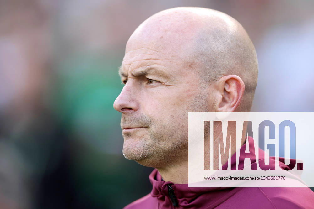 UEFA Nations League Group B2, Aviva Stadium, Dublin 7 9 2024 Republic of Ireland vs England England interim head coach Lee Carsley during Englands National Anthem Lee Carsley during Englands National Anthem 7 9 2024