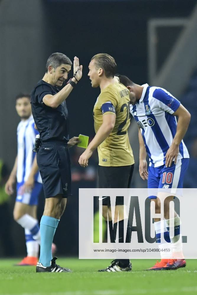 FC Porto v Club Brugge - UEFA Champions League PORTO, PORTUGAL - NOVEMBER 2 : Ruud Vormer midfielder of Club Brugge is shown a yellow card by referee Cabanero during the Champions League Group H stage match of FC Porto against Club Brugge at the Estadio do Dragao on November 02, 2016 in Porto, Portugal, 2 11 2016 Porto Portugal