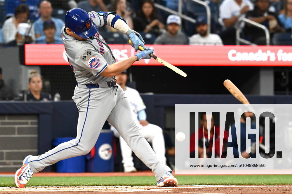 New York Mets first baseman Pete Alonso (20) hits a broken bat single against the Toronto Blue Jays during first inning MLB, Baseball Herren, USA baseball action in Toronto on Tuesday Sept. 10, 2024. Pete Alonzo - ZUMAc35_ 20240910_zaf_c35_159